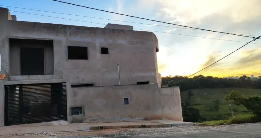 Casa à venda: 3 quartos, 1 suíte, 1 sala, 2 vagas, 119m² - Confira!
