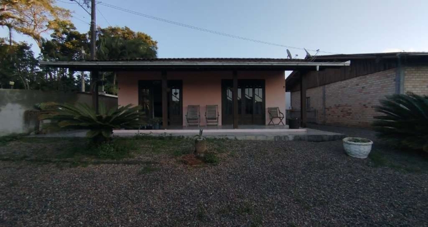 Casa e Galpão com Terreno Grande em Balneário Piçarras - Rua Tranquila e Próxima a Comércios