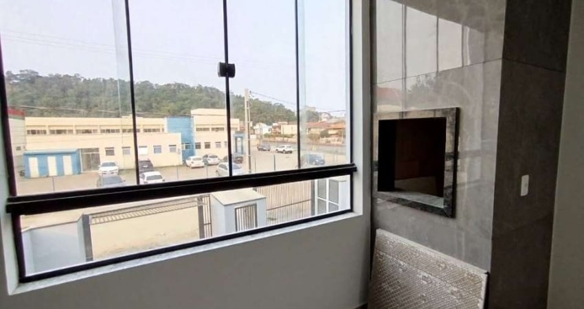 Apartamento no segundo piso com churrasqueira e porcelanato, próximo à praia do Grant