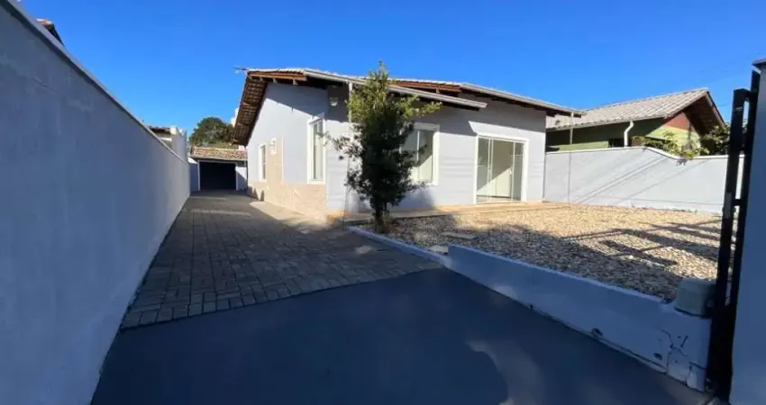 Casa em Penha com 03 dormitórios e piscina