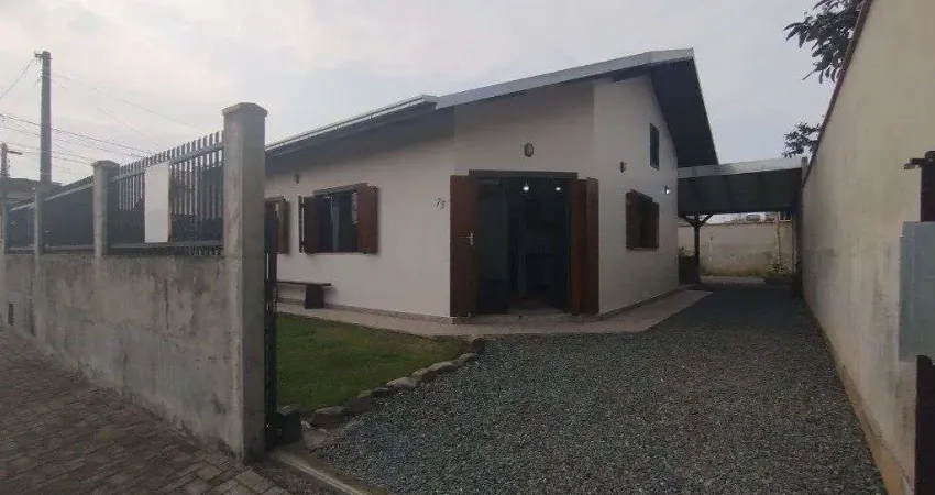 Casa espaçosa e bem conservada a 700 metros do mar em balneário piçarras