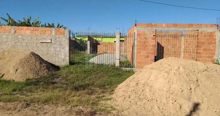 Terreno Murado com Estrutura de Casa Ampla em Ponto de Laje – 450m²