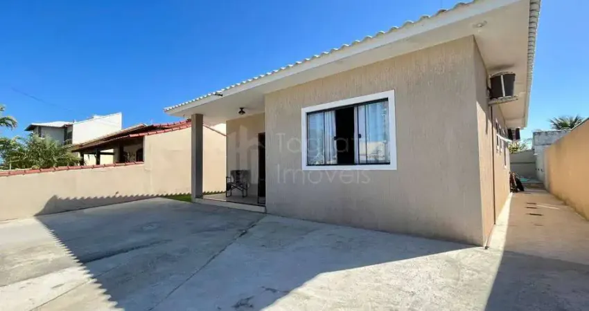 Linda casa linear com piscina em condomínio próximo à lagoa em Praia Seca