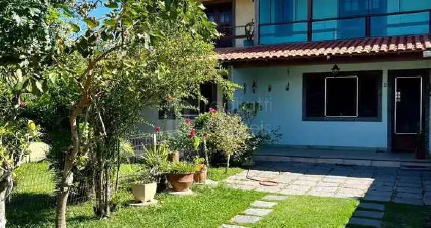 Ótima casa duplex com excelente localização no centro de Praia Seca