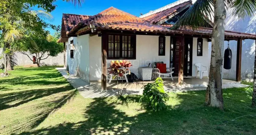 Casa à venda com 02 quartos em condomínio fechado em Praia Seca