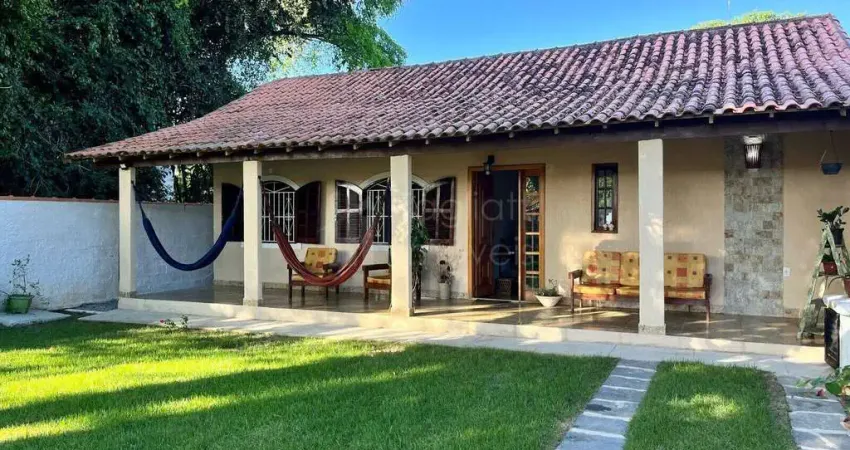 Ótima casa com piscina e excelente localização no centro de Praia Seca