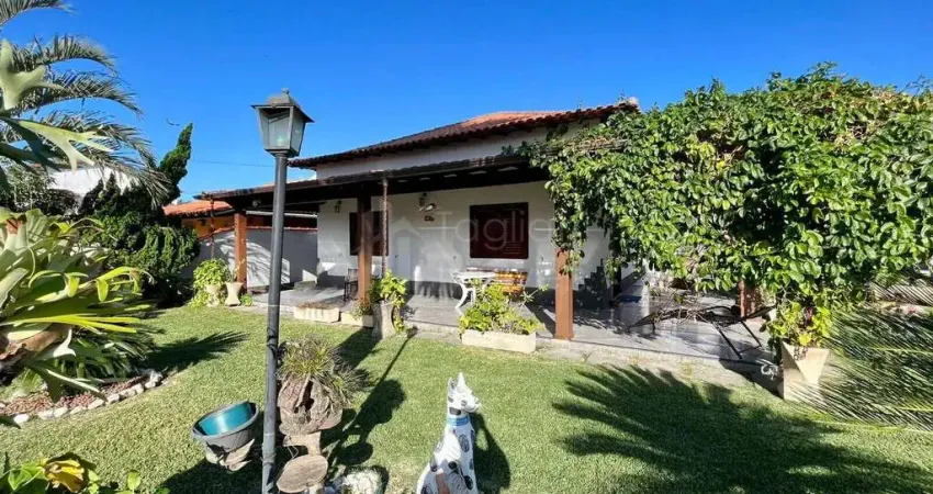 Ótima casa linear com piscina em condomínio fechado em Praia Seca
