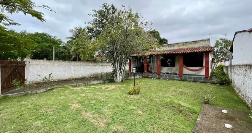 Ótima casa linear com excelente espaço externo no centro de Praia Seca