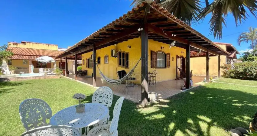 Ótima casa com piscina e excelente espaço externo em condomínio fechado