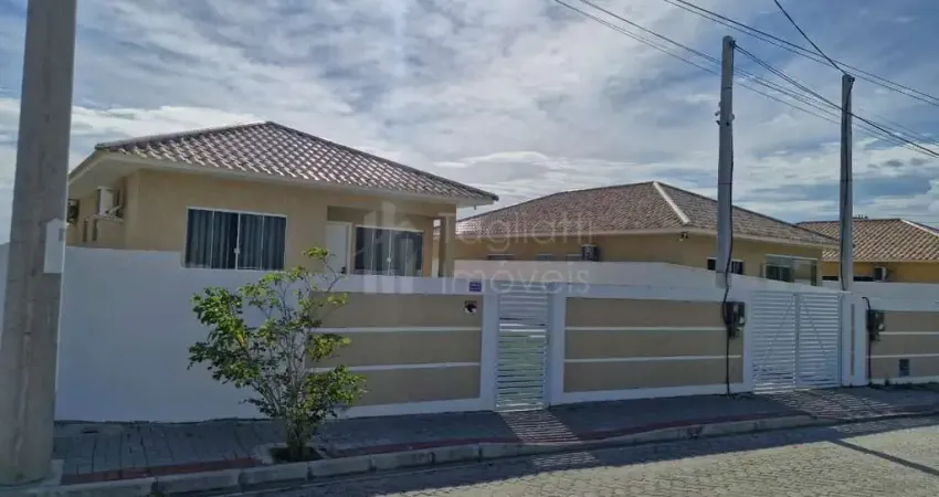 Linda casa linear, primeira locação, localizada entre iguaba grande e são pedro da aldeia