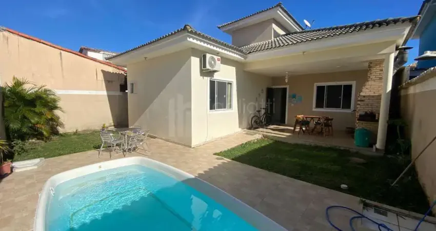 Casa linear com piscina a venda no cond dos pássaros em cabo frio