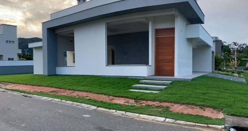 Casa de Alto Padrão, com 204,94m² de área construída em condomínio fechado, a 6 Km da Praia dos Ingleses - Florianópolis/SC.  Terreno de Esquina no condomínio - excelente posição solar (face norte).
