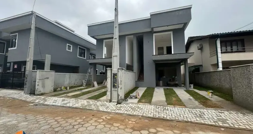 Sobrado com 129m² à aproximadamente 2,5km da Praia dos Ingleses.
