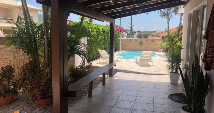 02 Casas com 180m² com terreno de 440m² á aproximadamente 1,4 km da Praia dos Ingleses