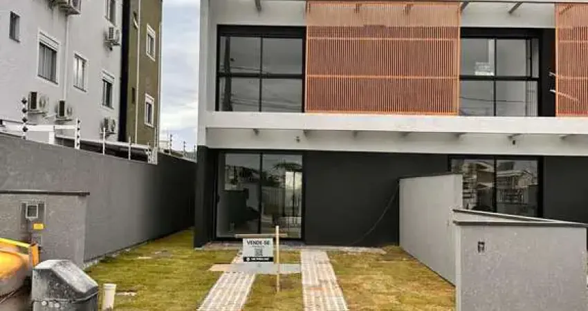 Casa alto padrão com 03 suítes - aproximadamente 1,3km da praia dos ingleses