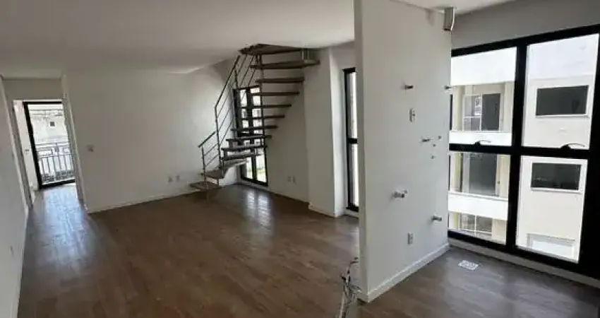 Apartamento Duplex de 102m² à aproximadamente 900 metros da praia dos Ingleses.