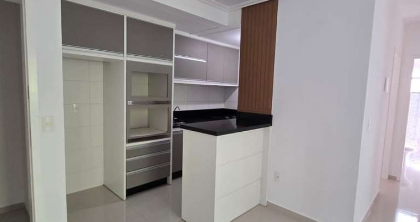 Apartamento semi mobiliado com 58m² á aproximadamente 3km da Praia dos Ingleses