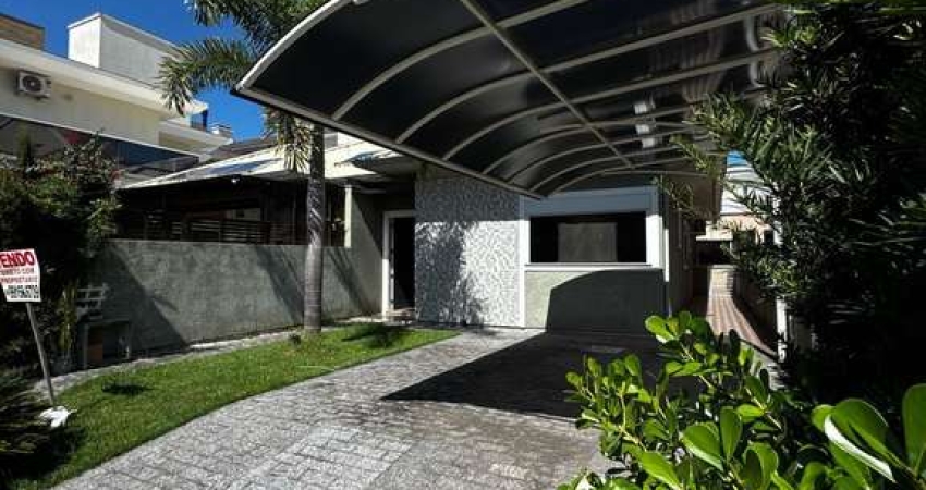 Casa com 115m² á aproximadamente 1,2km da Praia da Cachoeira do Bom Jesus.