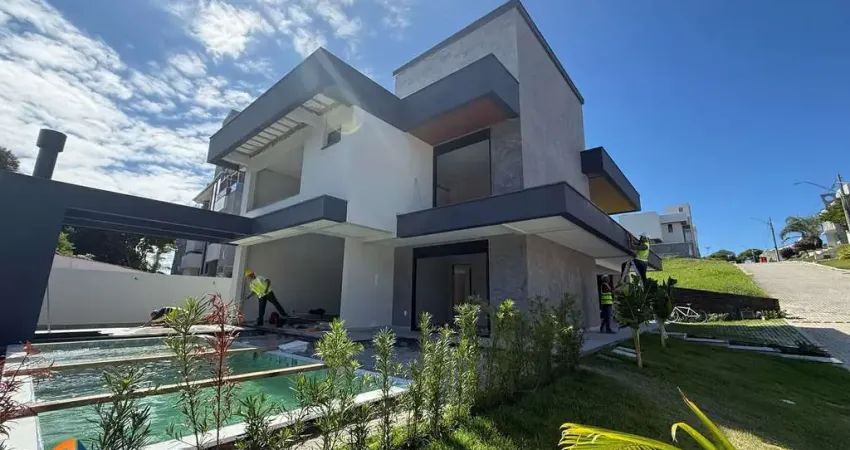 Casa Alto Padrão em condomínio fechado, localizada a 1oo metros da praia dos Ingleses, Florianópolis/SC.