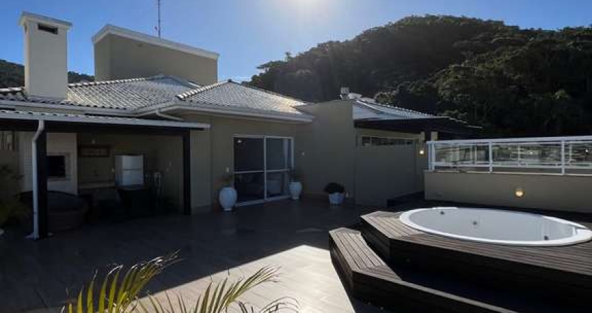 Apartamento Cobertura com amplo terraço em condomínio a beira-mar da praia dos Ingleses, Florianópolis/SC.