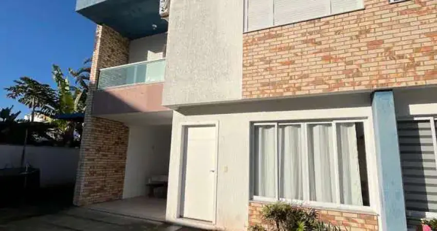 Sobrado geminado em condomínio localizado aproximadamente 900 metros da praia dos Ingleses, Florianópolis/SC.
