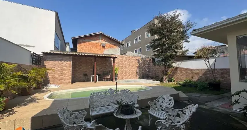 Casa com 279m2 de área construída localizada aproximadamente 2,7km da praia dos ingleses, florianópolis/sc.