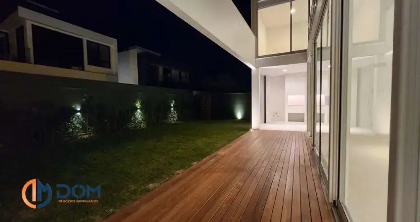 Casa à venda com arquitetura e acabamentos de alto padrão com 4 suítes em condomínio fechado, localizado aproximadamente 6,6km da praia dos ingleses, florianópolis/sc.