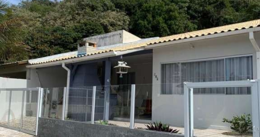 Casa Mobiliada com apartamento nos fundos, á aproximadamente 300 metros da praia dos Ingleses;