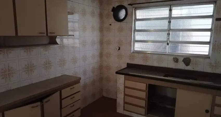 SOBRADO DE ESQUINA NO CATIAPOÃ, 03 DORMS., 01 SUÍTE, 02 WC, VAGA PARA 04 CARROS