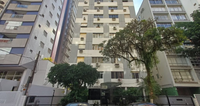AMPLO APTO. NO BOQUEIRÃO, EM SANTOS/SP, A UMA QUADRA DA PRAIA, 02 DORMS., 02 WC, SALA 02 AMBIENTES, ÁREA DE SERVIÇO, 01 VAGA COLETIVA COM MANOBRISTA