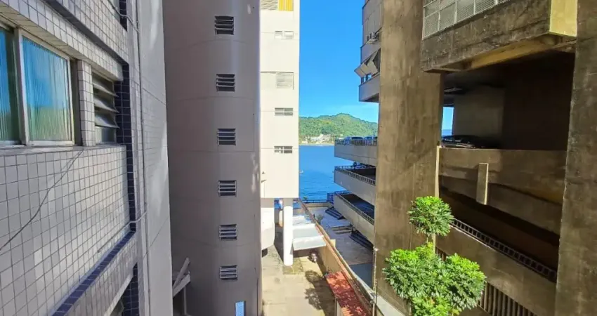 AMPLO APTO COM 110M2, 02 DORMS, DEPENDÊNCIA  COMPLETA, 02 ENTRADAS, 01 VAGA DEMARCADA, A 50 M DA PRAIA DOS MILIONÁRIOS