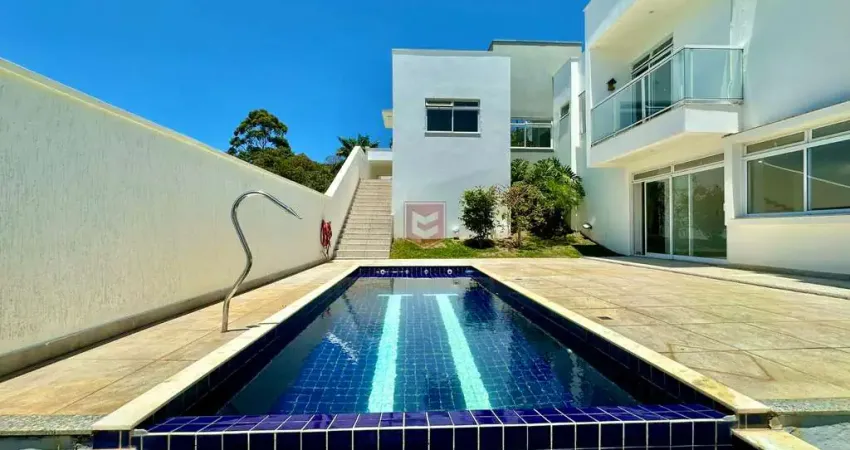 Casa em condomínio com 3/4, 02 suítes com closet, piscina e sauna