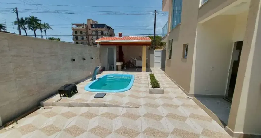 Casa nova com 3 suítes no centro de Ubatuba!
