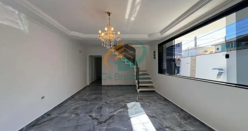 Sobrado c/ 4 Quartos, Piscina, Varanda e Ótima Localização!