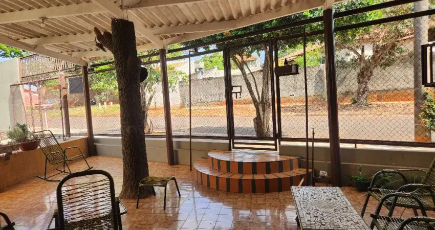 Casa área central.  construção antiga.  localização excelente