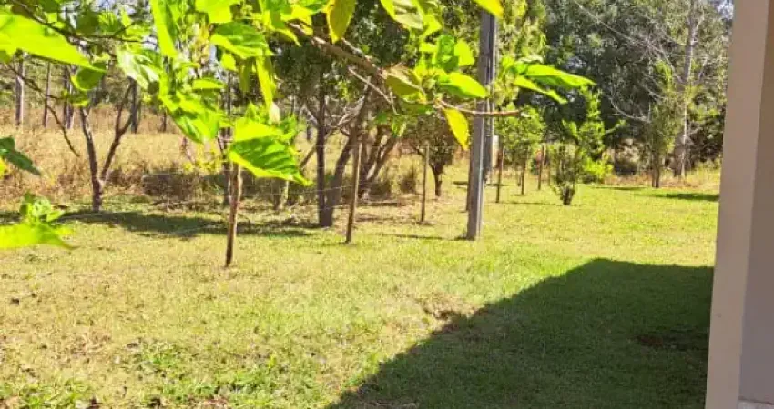 Chácara de 7.5 hectares.  com casa de 3 quartos.  córrego.  luz...