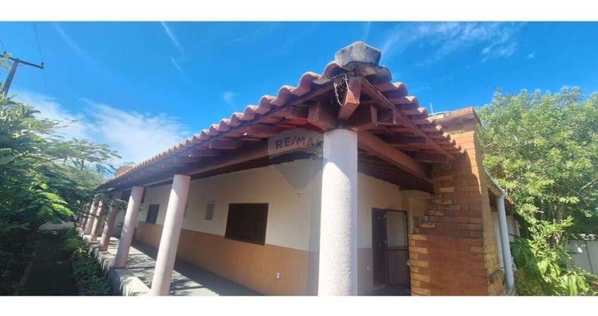 Descubra Sua Casa dos Sonhos no Centro de Unamar, Cabo Frio, RJ.