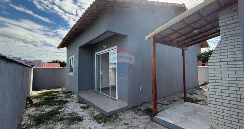 Casa à Venda em Condomínio Fechado – 2 Quartos, Área Gourmet e Quintal em Unamar, Cabo Frio