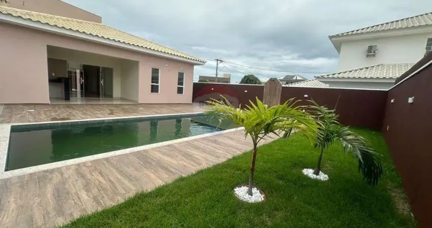 Casa no condomínio Blue Garden, com piscina e três quartos e três suítes.