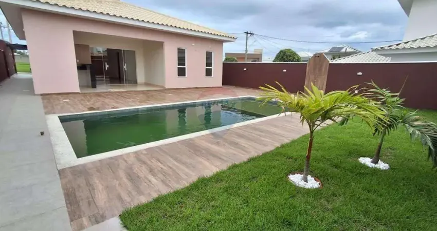 Casa no condomínio blue garden, com piscina e três quartos e três suítes.