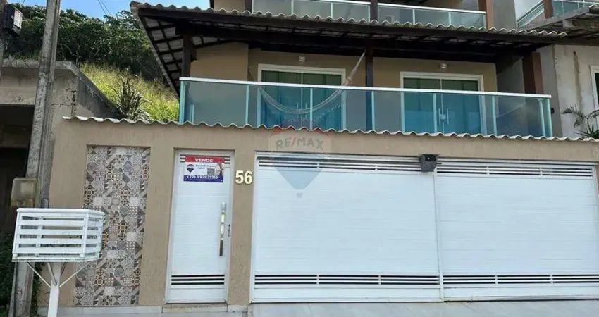 Casa triplex com três quartos , uma sendo suíte , piscina e churrasqueira.