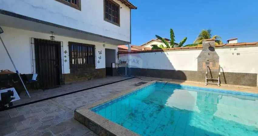 Casa com piscina e área gourmet em iguaba grande - 2 suítes e terreno amplo por r$380.000! a vista