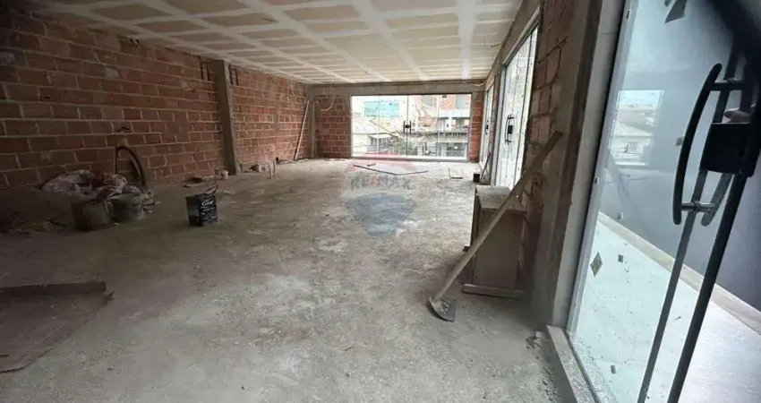 Salas comercias dentro de um centro comercial de esquina no segundo andar.