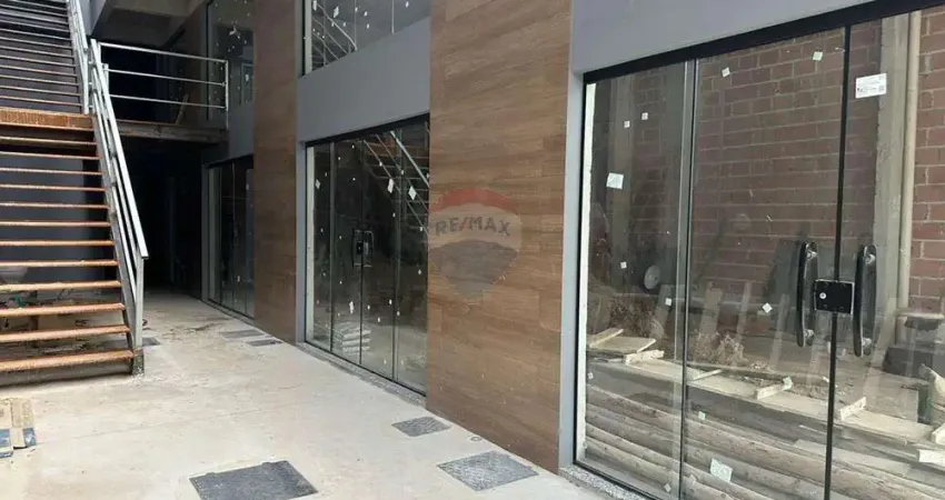 Salas comercias dentro de um centro comercial de esquina no segundo andar.