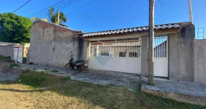 Casa com quatro quartos três suítes , um closet e uma sala com cozinha americana.