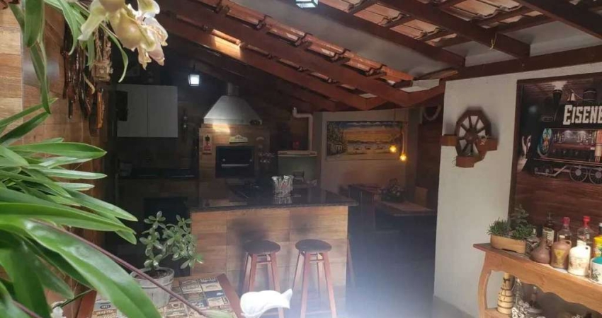 Sobrado com 4 dormitórios e 4 vagas de garagens a 700m da praia de Armação em Penha/SC.