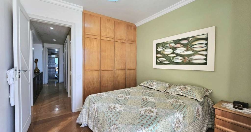 Apartamento frente mar mobiliado com 2 suítes e 2 vagas de garagem em Balneário Camboriú