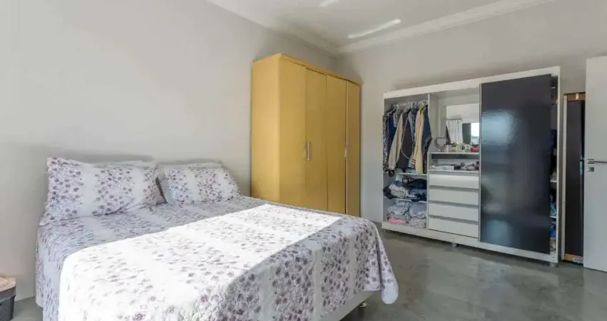 Casa com 3 suítes e 2 vagas de garagem no Centro de Balneário Camboriú.