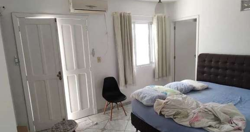 Casa com Jardim sendo 3 quartos, 1 suíte e 3 vagas no Centro de Balneário Camboriú