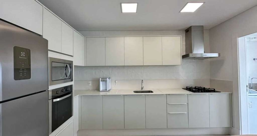 Apartamento à 250m do mar!! Com 3 suítes, 2 vagas, e living integrado em Balneário Camboriú